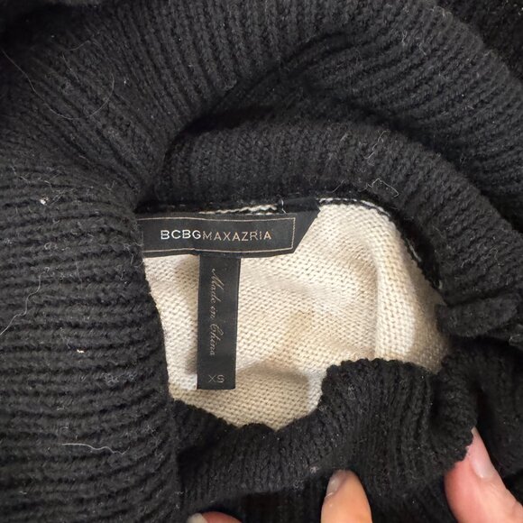 BCBG Max Azria Two-Tone Asymmetrical Turtleneck Sweater, Size XS – Chic Black & - Picture 3 of 3